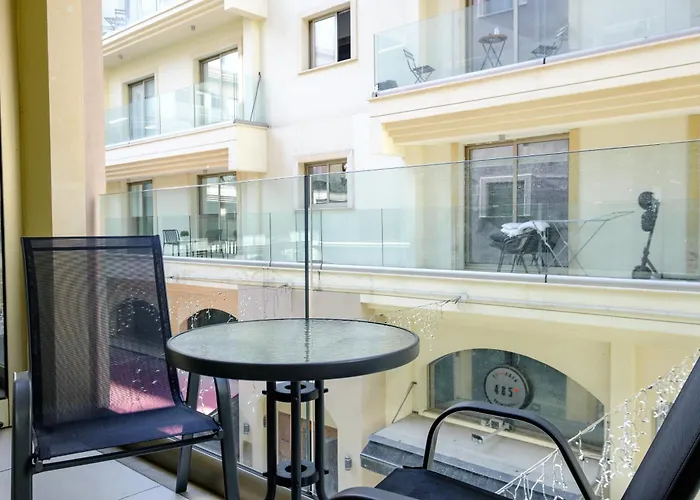 Downtown 2 Bedroom Flat Apartment *