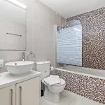 Апартаменты Downtown 2 Bedroom Flat *