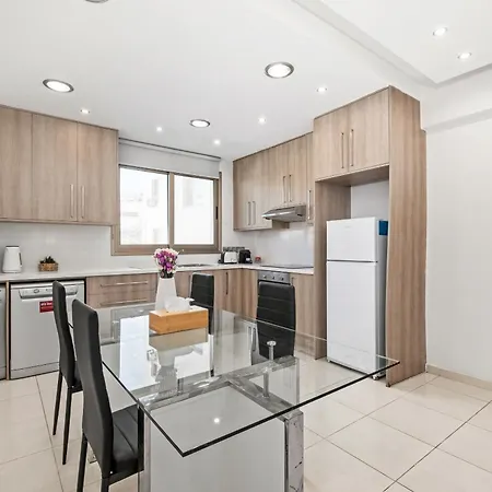 アパート Downtown 2 Bedroom Flat ラルナカ